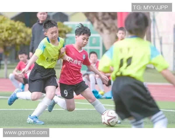 小学一年级足球课精彩视频展示孩子们的快乐与成长瞬间